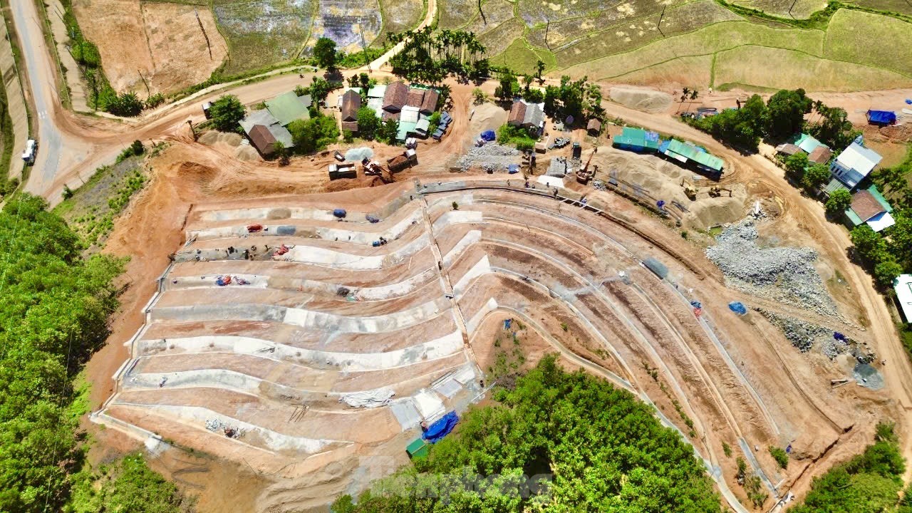 Chi 17 tỉ chống sạt lở Quảng Ngãi cho 5 hộ dân dưới chân núi Van Cà Vãi - Ảnh 7.