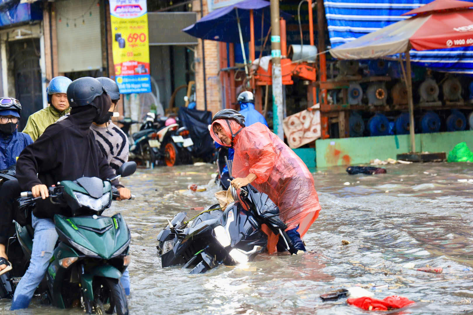 Ngập nặng TP HCM sau mưa lớn: Xe chết máy hàng loạt , giao thông hỗn loạn - Ảnh 7.