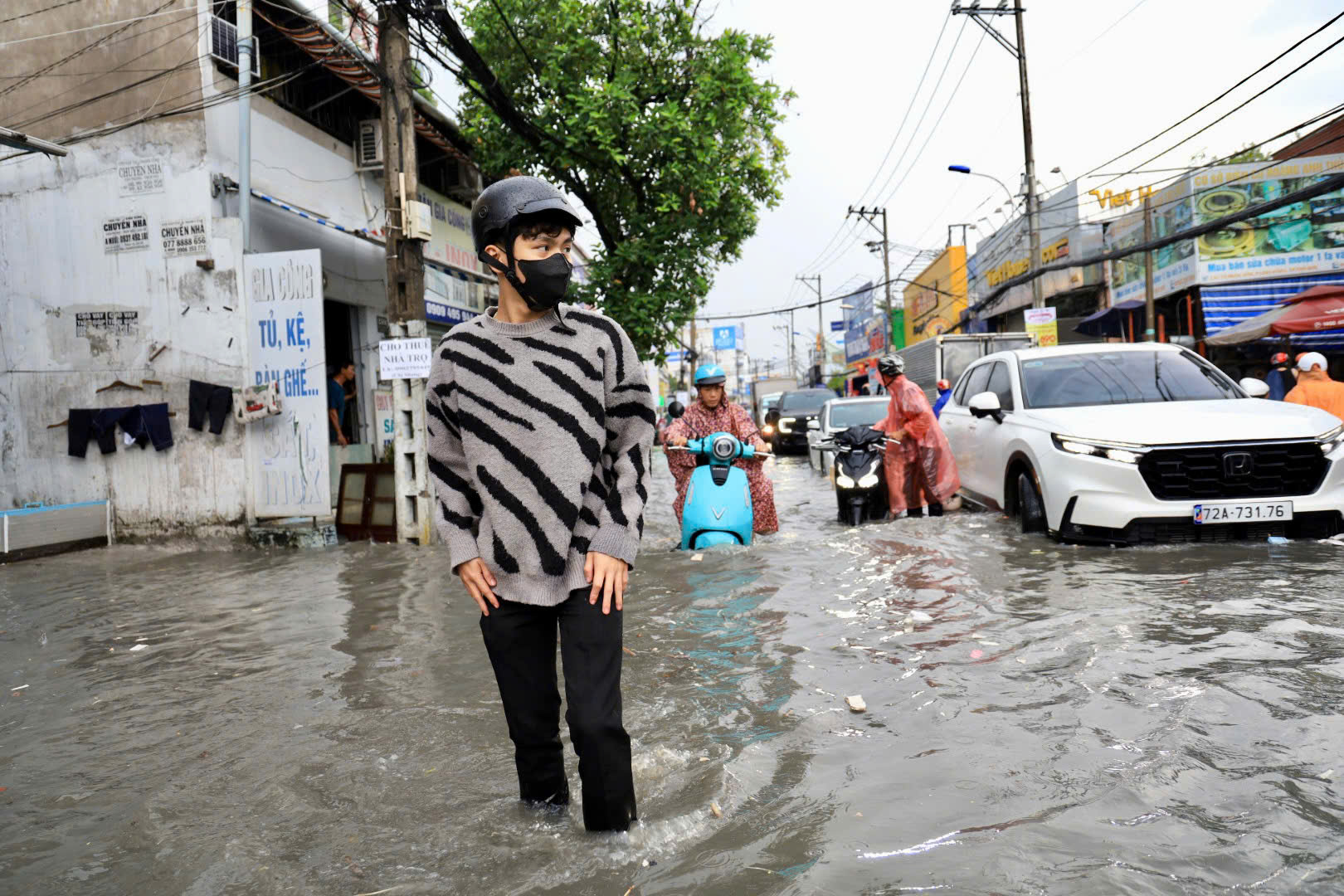 Ngập nặng TP HCM sau mưa lớn: Xe chết máy hàng loạt , giao thông hỗn loạn - Ảnh 6.
