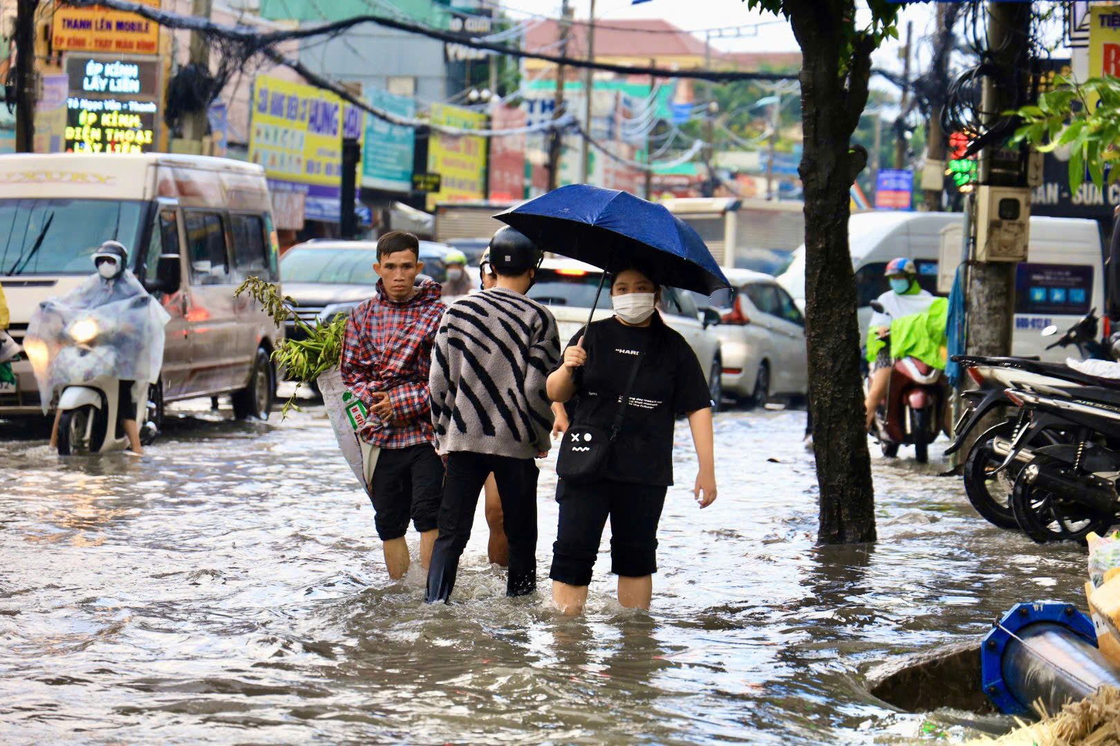 Ngập nặng TP HCM sau mưa lớn: Xe chết máy hàng loạt , giao thông hỗn loạn - Ảnh 5.