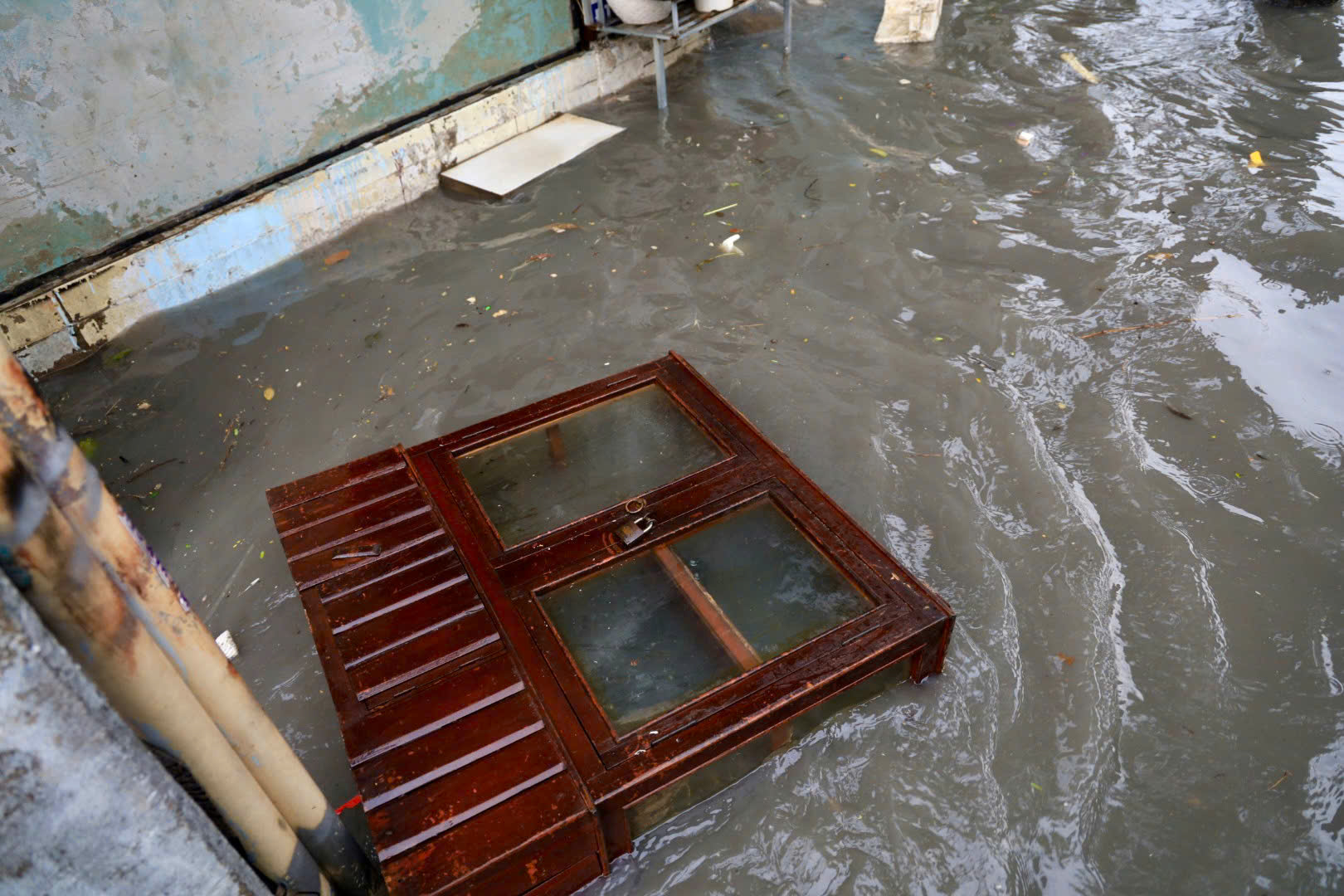 Ngập nặng TP HCM sau mưa lớn: Xe chết máy hàng loạt , giao thông hỗn loạn - Ảnh 3.