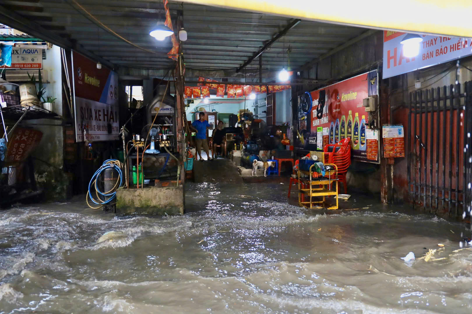 Ngập nặng TP HCM sau mưa lớn: Xe chết máy hàng loạt , giao thông hỗn loạn - Ảnh 2.