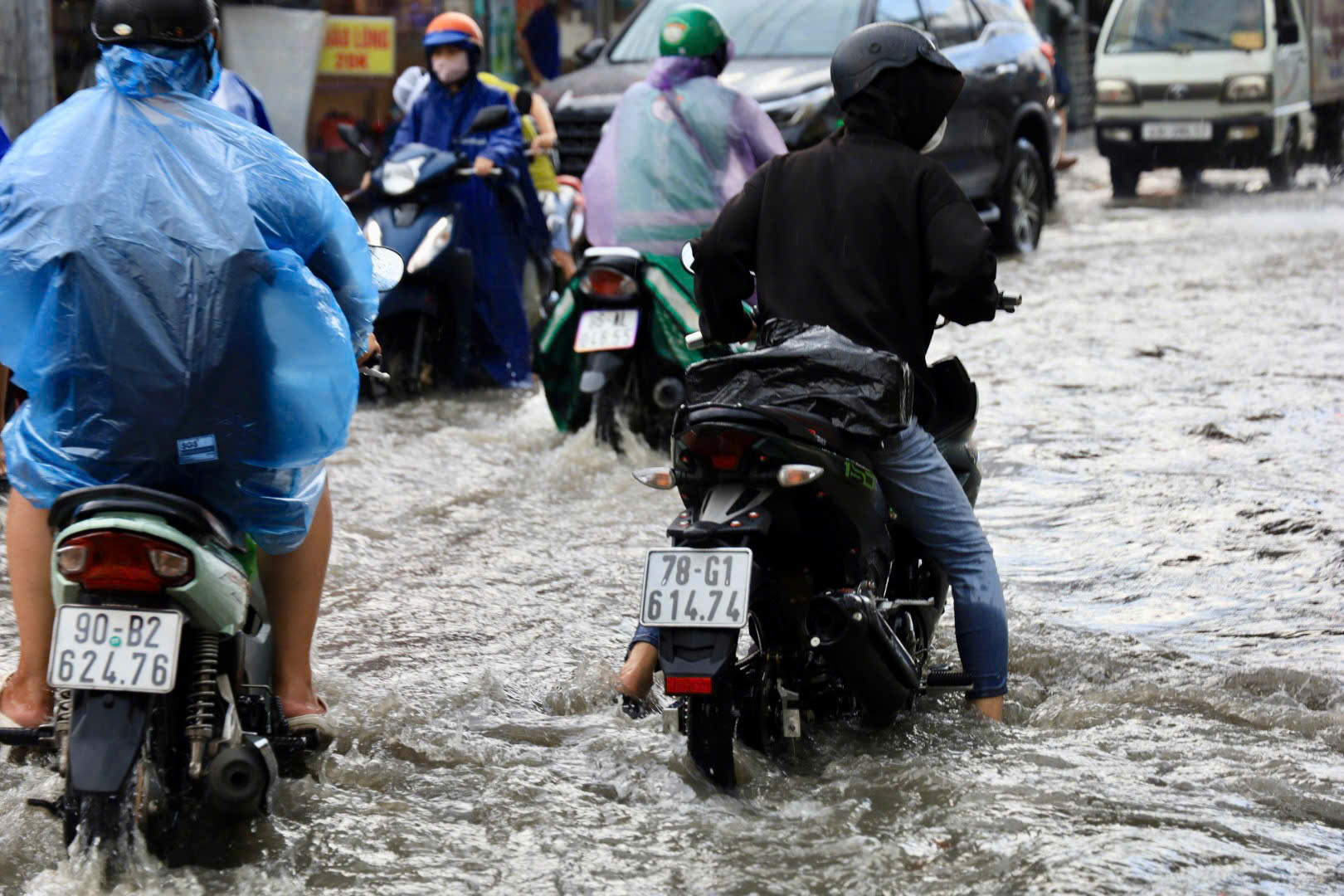 Ngập nặng TP HCM sau mưa lớn: Xe chết máy hàng loạt , giao thông hỗn loạn - Ảnh 9.