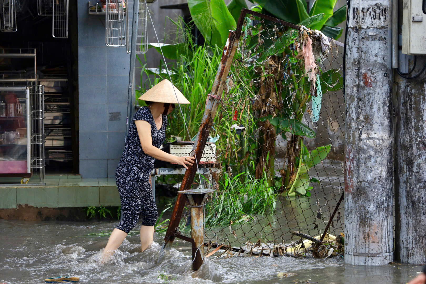 Ngập nặng TP HCM sau mưa lớn: Xe chết máy hàng loạt , giao thông hỗn loạn - Ảnh 10.