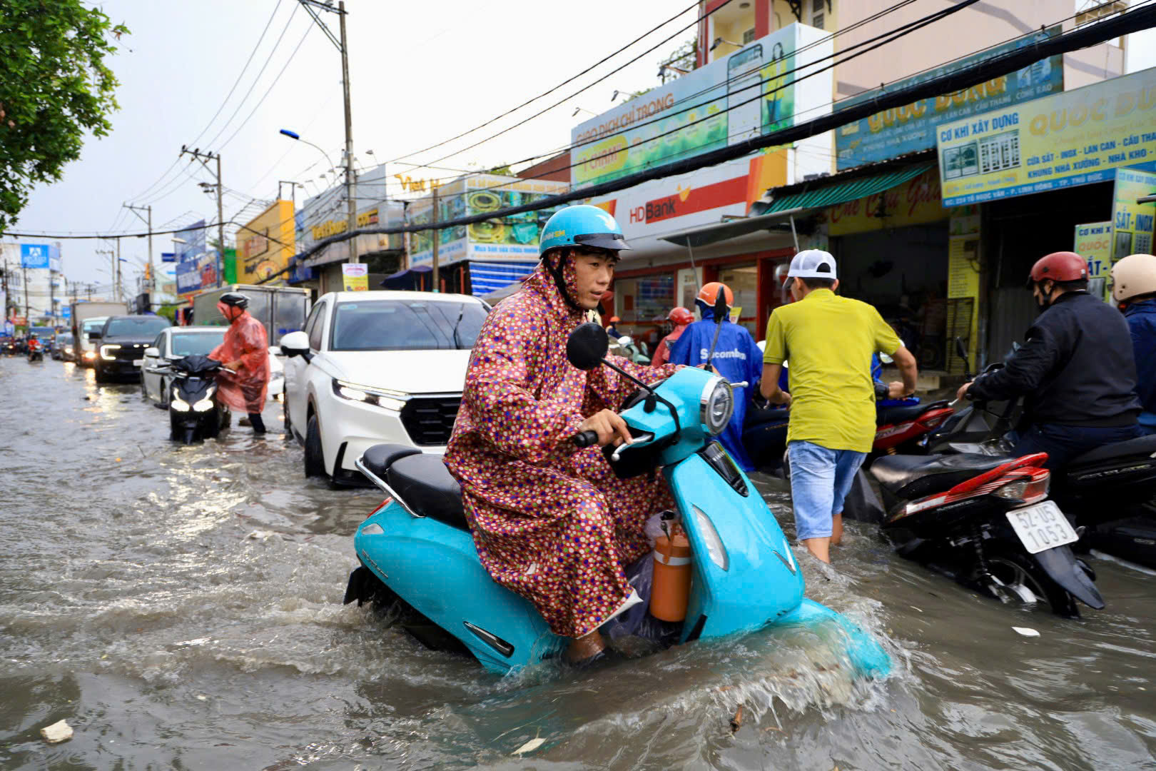 Ngập nặng TP HCM sau mưa lớn: Xe chết máy hàng loạt , giao thông hỗn loạn - Ảnh 8.