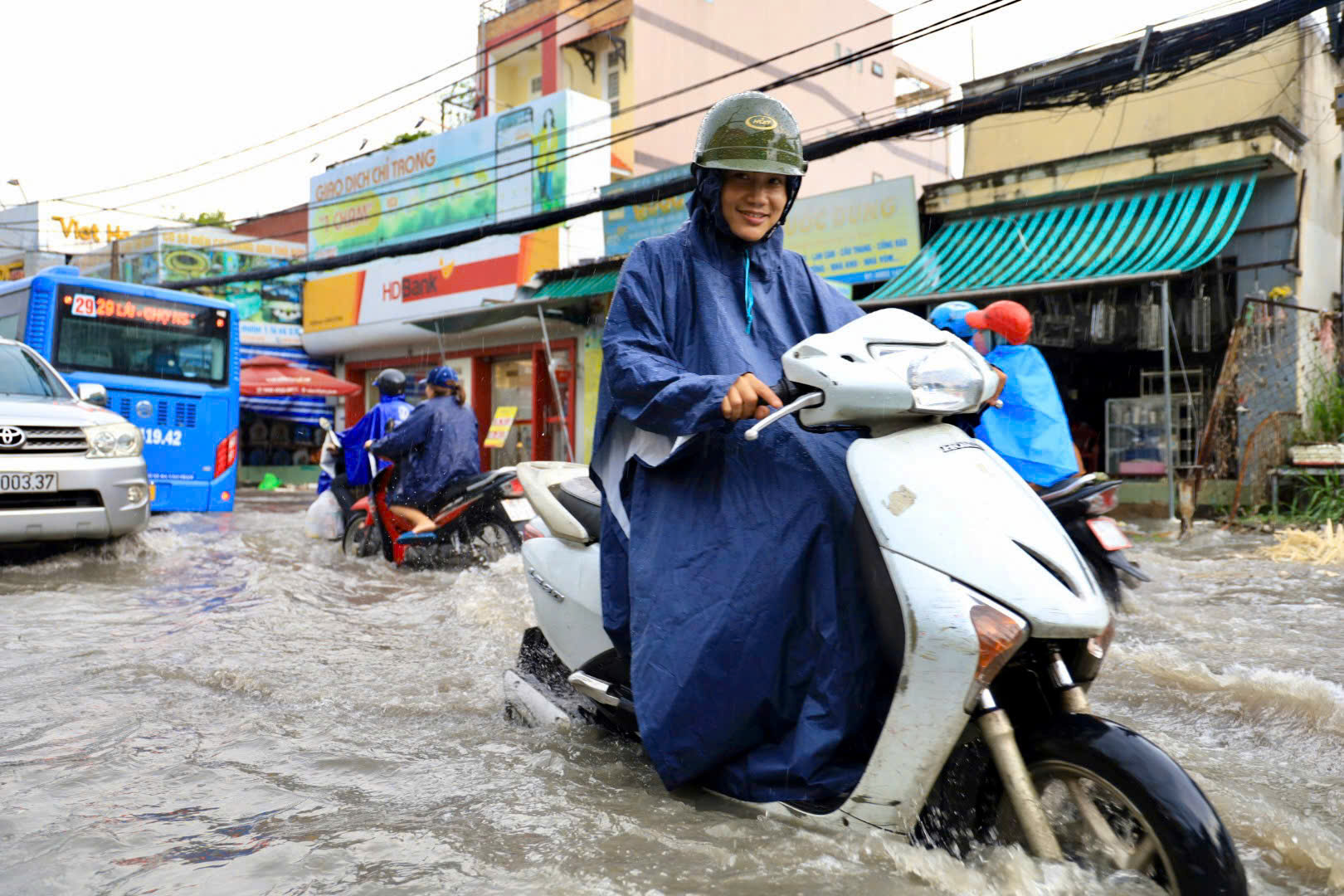 Ngập nặng TP HCM sau mưa lớn: Xe chết máy hàng loạt , giao thông hỗn loạn - Ảnh 12.
