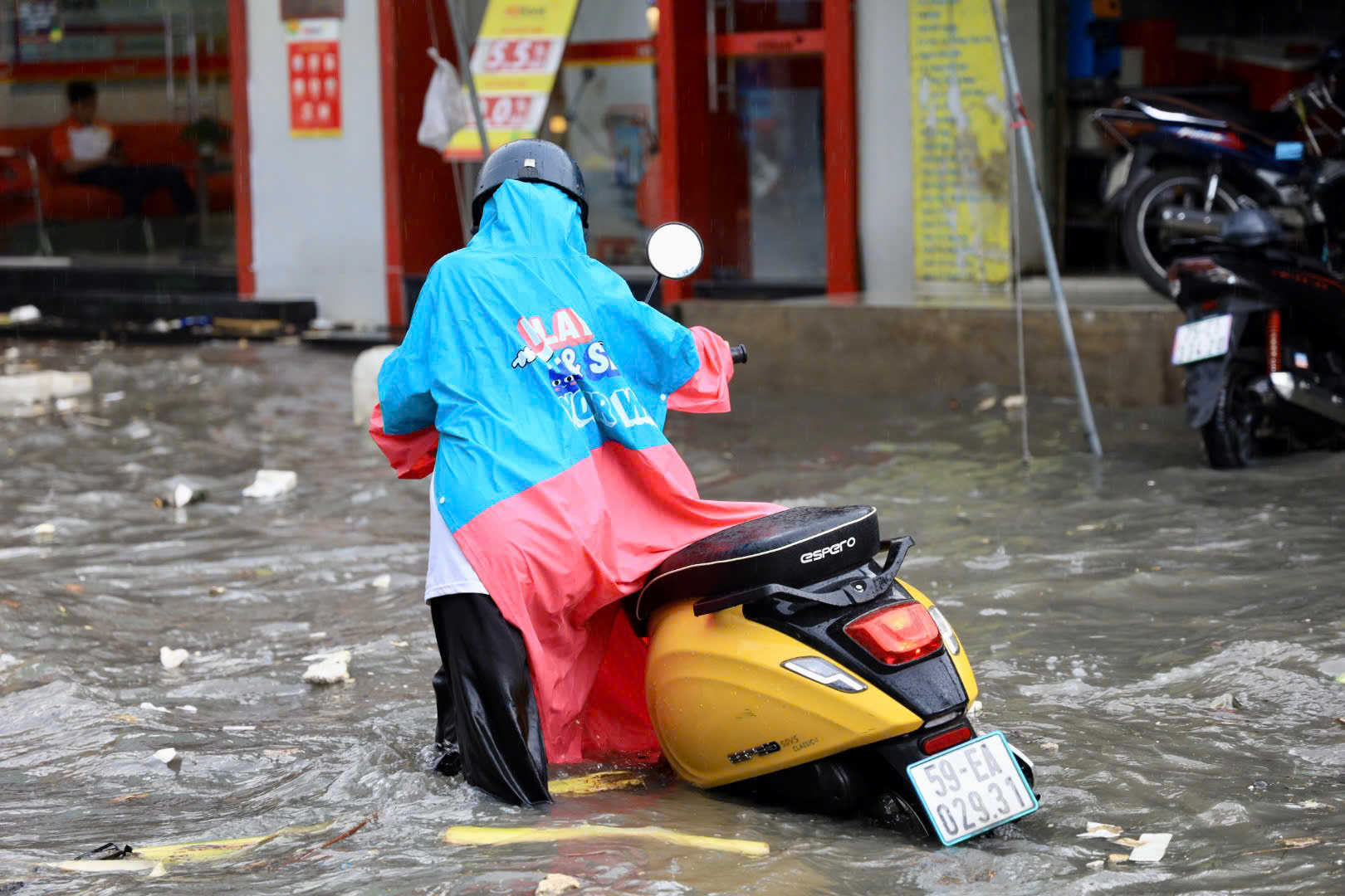 Ngập nặng TP HCM sau mưa lớn: Xe chết máy hàng loạt , giao thông hỗn loạn - Ảnh 11.