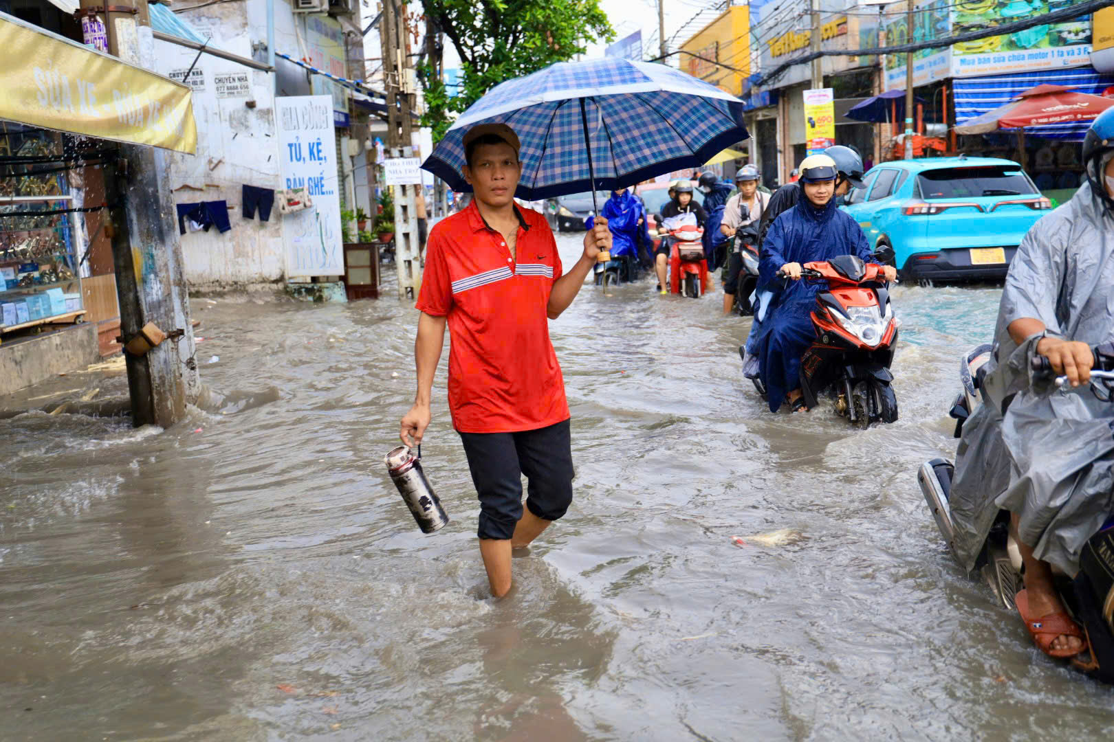 Ngập nặng TP HCM sau mưa lớn: Xe chết máy hàng loạt , giao thông hỗn loạn - Ảnh 13.
