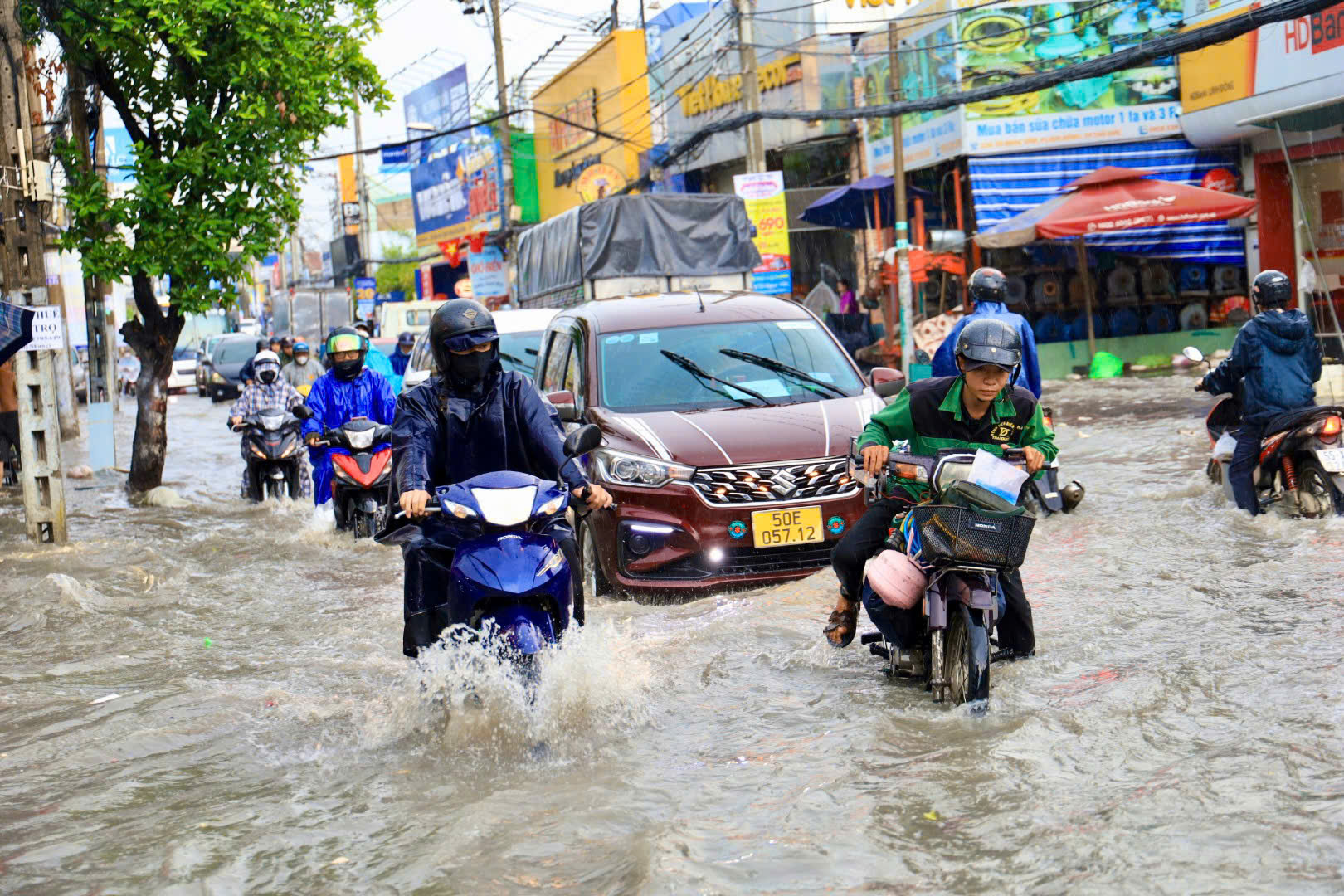 Ngập nặng TP HCM sau mưa lớn: Xe chết máy hàng loạt , giao thông hỗn loạn - Ảnh 14.
