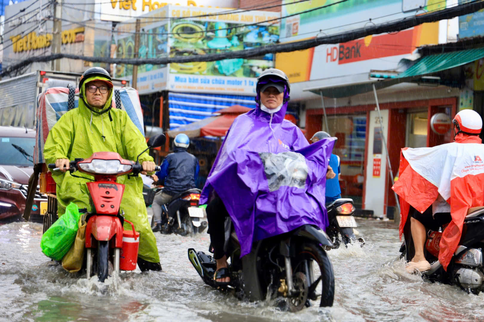 Ngập nặng TP HCM sau mưa lớn: Xe chết máy hàng loạt , giao thông hỗn loạn - Ảnh 15.