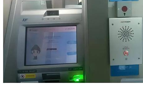 Quá thông minh: Bị lạc ông nội, bé gái chạy vào cây ATM làm 1 hành động để tự cứu mình, ai nấy đều khen ngợi - Ảnh 3.