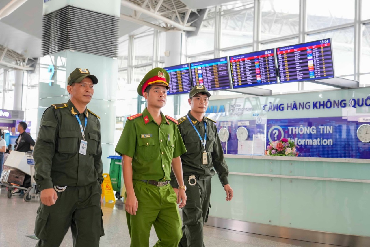 Người đàn ông bỏ quên balô chứa hơn 15 . 000 USD tại sân bay Nội Bài - Ảnh 3.