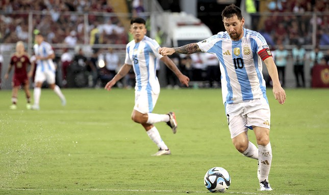 Messi im tiếng, Argentina mất điểm trong trận 'thủy chiến'