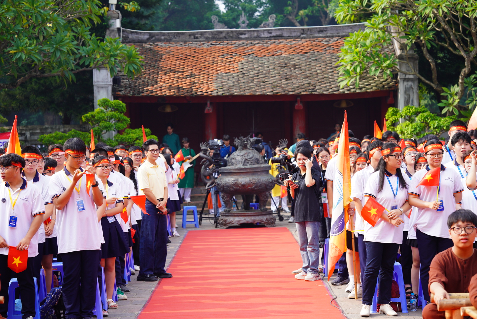 Thi đấu nghẹt thở, kèn cựa từng điểm số, nam sinh Quốc học Huế trở thành quán quân Olympia 2024!- Ảnh 30.