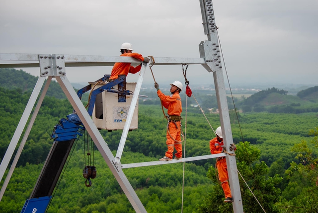 Vừa tăng thêm 4,8%, giá điện Việt Nam đắt hay rẻ so với khu vực? - Ảnh 1.