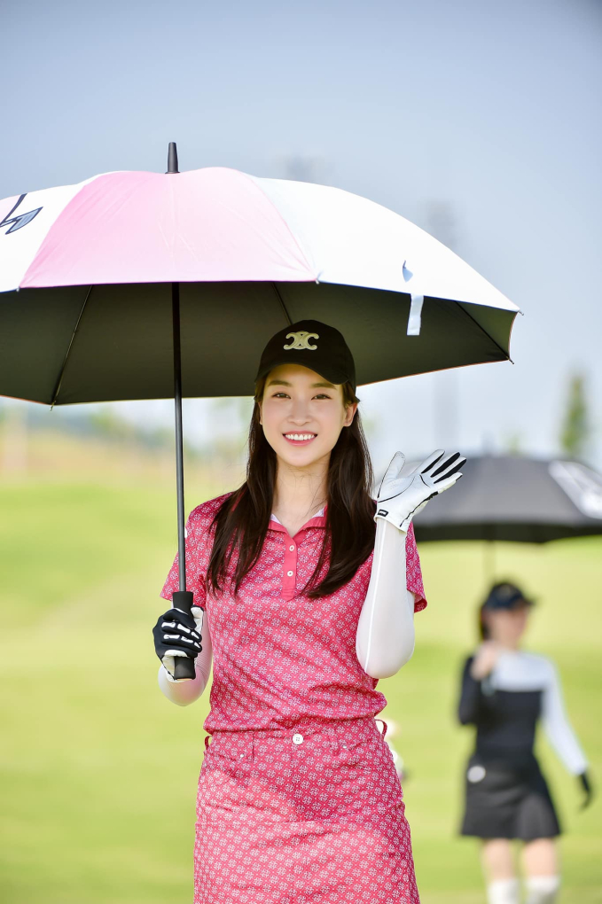 Hoa hậu Đỗ Mỹ Linh đón sinh nhật trên sân golf nghìn tỷ, "tan chảy" chỉ vì 1 hành động của ái nữ nhà Chủ tịch CLB Hà Nội- Ảnh 1.