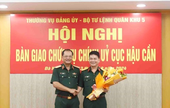 Bàn giao chức vụ Chính ủy Cục Hậu cần Quân khu- Ảnh 2.