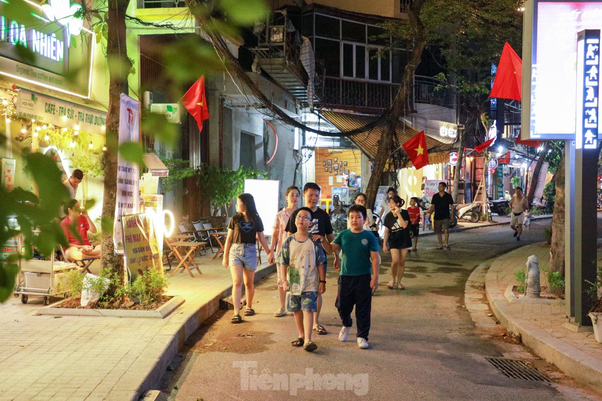 Người dân trải chiếu, kê bàn uống cà phê giữa phố đi bộ hồ Ngọc Khánh - Ảnh 1.