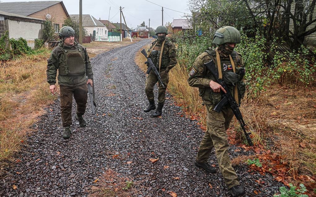 Quân số cạn kiệt trong cuộc chiến trường kỳ với Nga, lữ đoàn Ukraine dùng "mỹ nhân kế" thu hút nam giới - Ảnh 3.