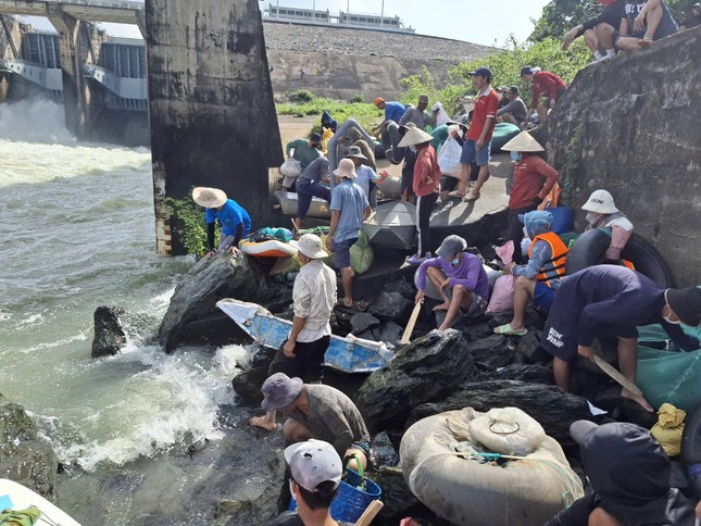 Người dân đổ về đập thủy điện Trị An săn cá: Niềm vui hội tụ từ lộc trời - Ảnh 2.