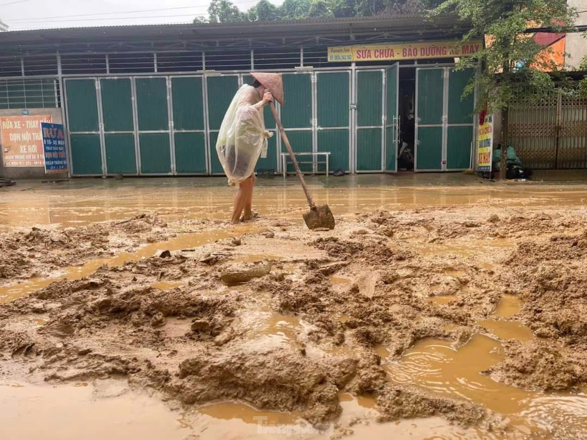 Mưa lớn Yên Bái gây ngập sâu và cô lập hàng trăm hộ dân trong nguy hiểm - Ảnh 7.