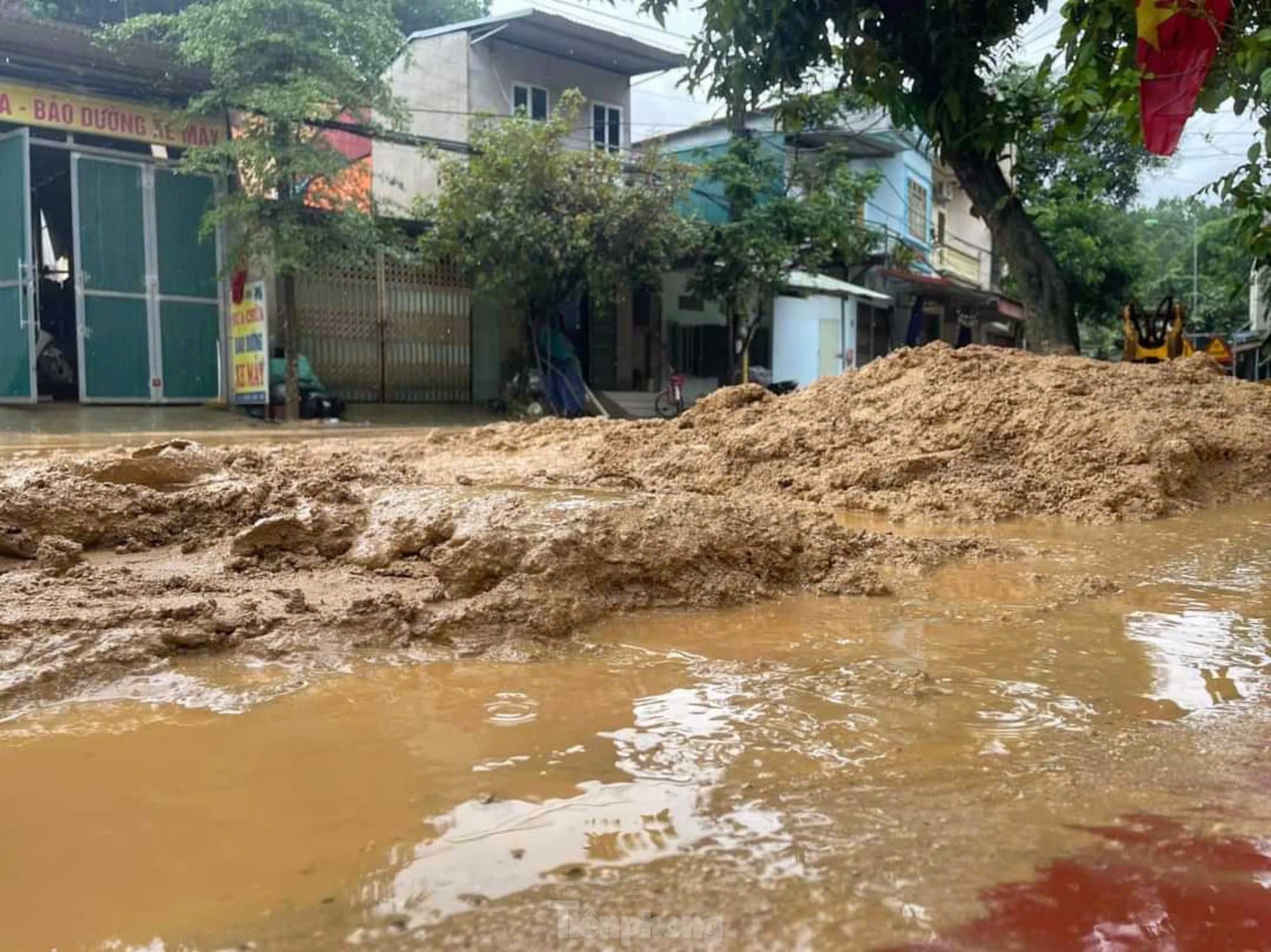 Mưa lớn Yên Bái gây ngập sâu và cô lập hàng trăm hộ dân trong nguy hiểm - Ảnh 8.