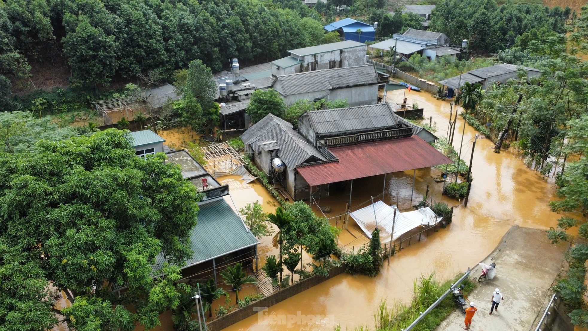 Mưa lớn Yên Bái gây ngập sâu và cô lập hàng trăm hộ dân trong nguy hiểm - Ảnh 4.