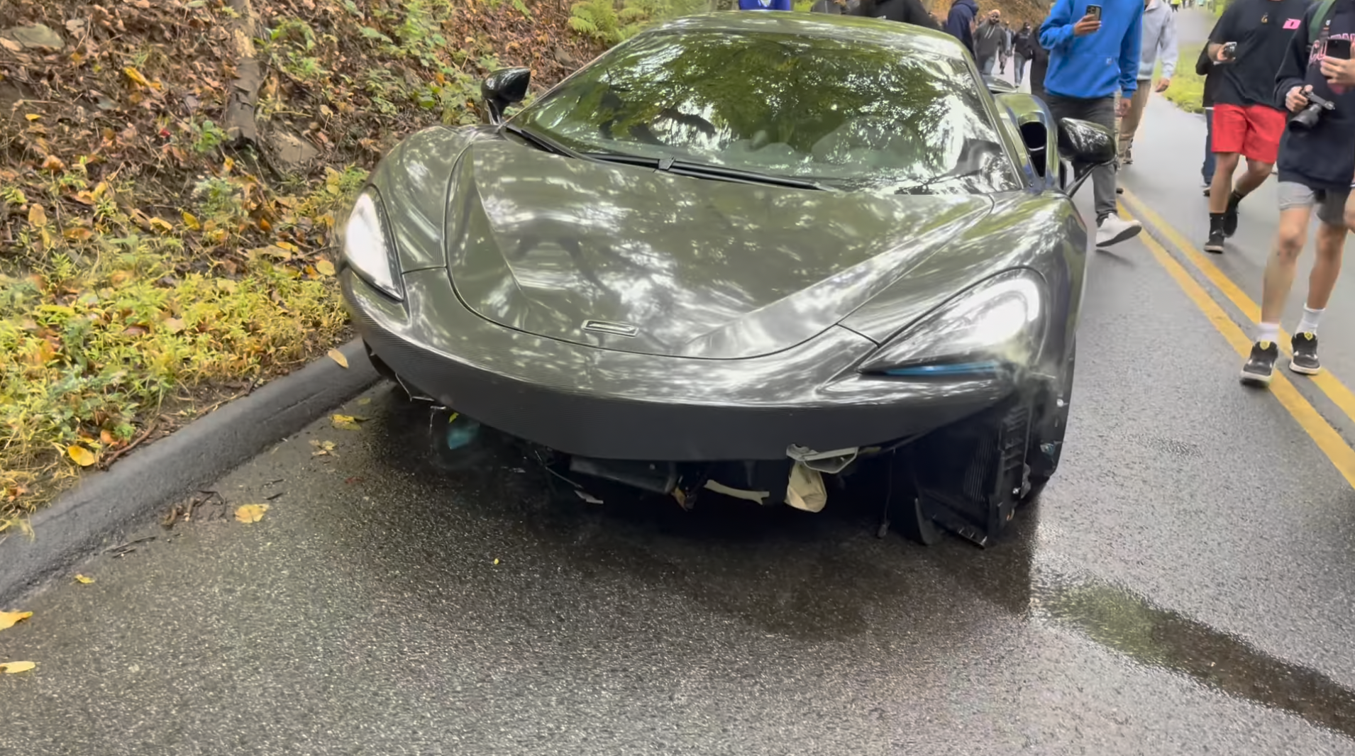 Mải khoe tay lái 'lụa', chủ xe McLaren 600LT gặp tai nạn nghiêm trọng trong khi 10 giây trước còn nẹt pô trước đám đông- Ảnh 3.