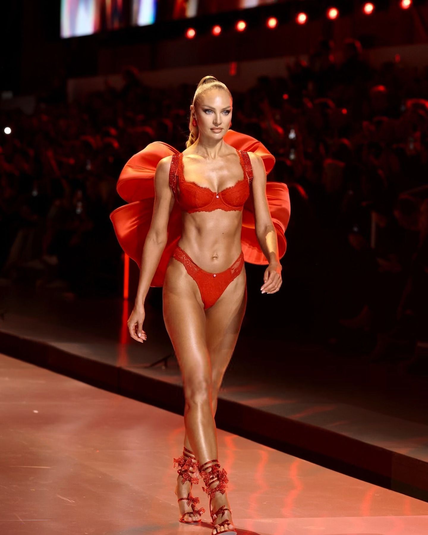 Body của thiên thần 2 con Candice Swanepoel không có đỉnh nhất, chỉ có đỉnh hơn- Ảnh 1.