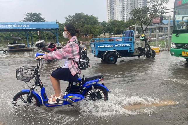 Triều cường TPHCM dâng cao kết hợp mưa lớn: Trường học khẩn cấp thông báo nghỉ - Ảnh 1.