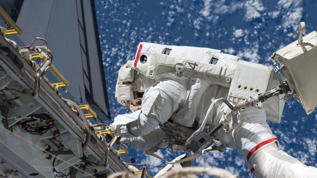 NASA cấm phi hành gia dùng TikTok, huấn luyện cả việc đăng bài trên mạng xã hội sao cho "ngầu" - Ảnh 5.