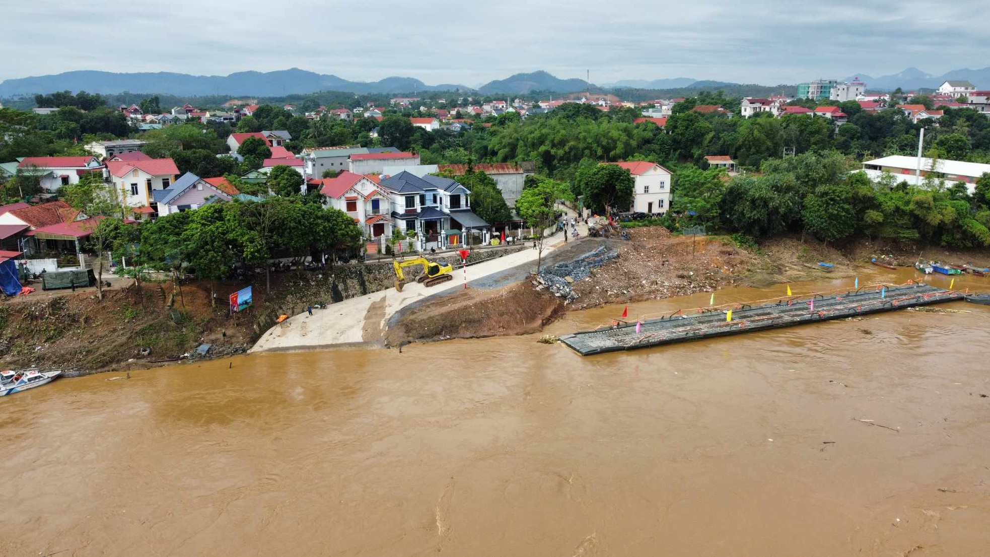 Cận cảnh cầu phao Phong Châu tạm dừng do mưa lớn kéo dài - Ảnh 1.