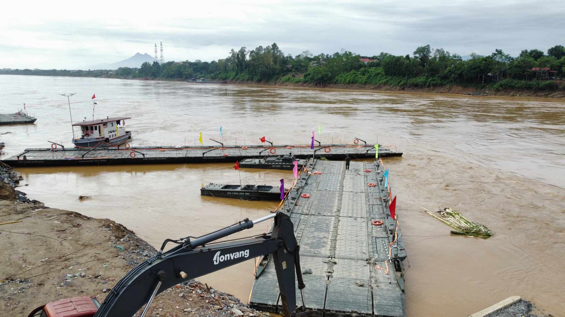 Cận cảnh cầu phao Phong Châu tạm dừng do mưa lớn kéo dài - Ảnh 3.