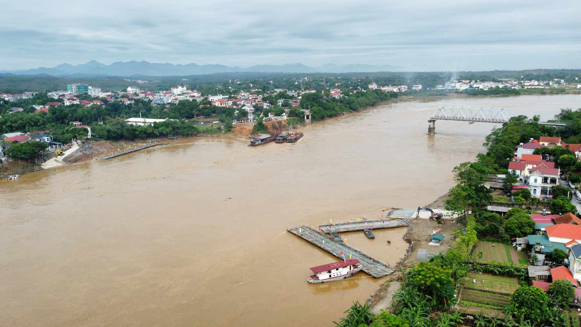 Cận cảnh cầu phao Phong Châu tạm dừng do mưa lớn kéo dài - Ảnh 2.