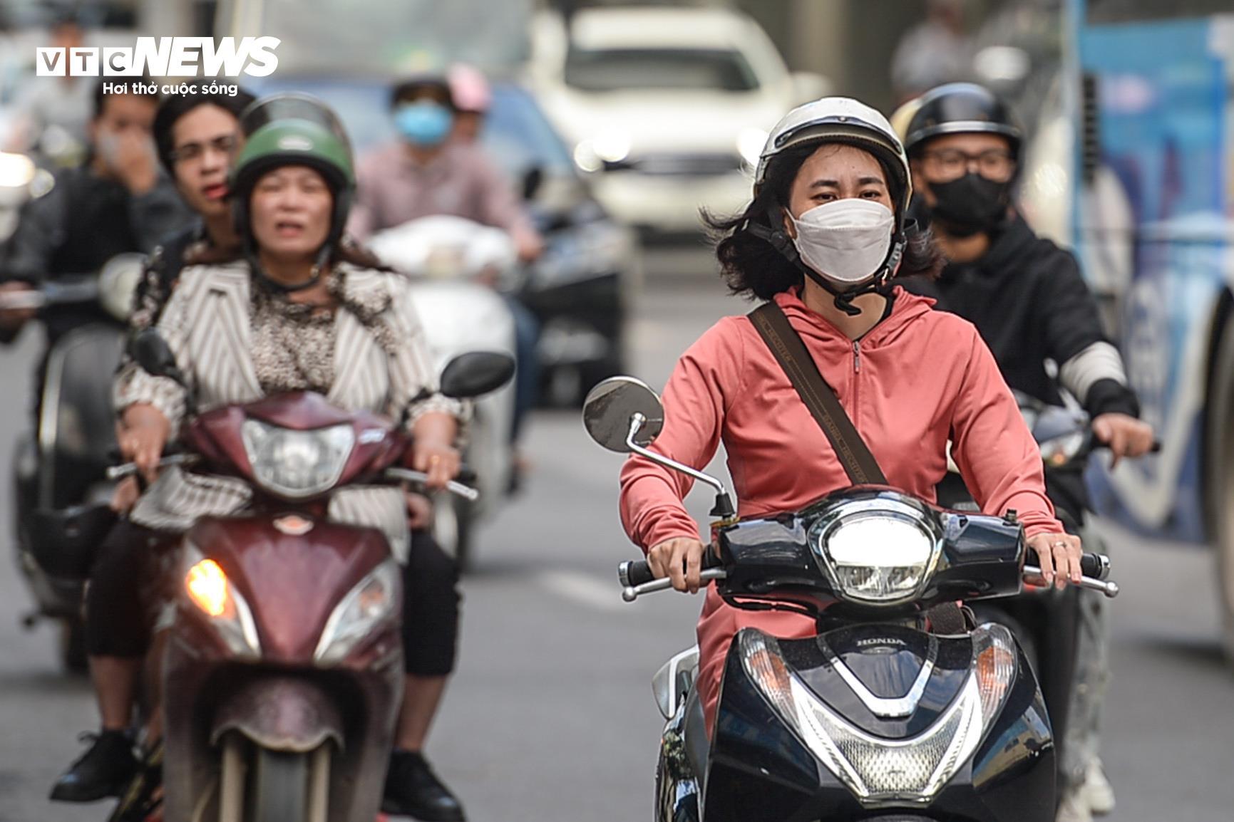 Hà Nội đón gió lạnh đầu mùa , trẻ em trùm kín đi học - Ảnh 11.