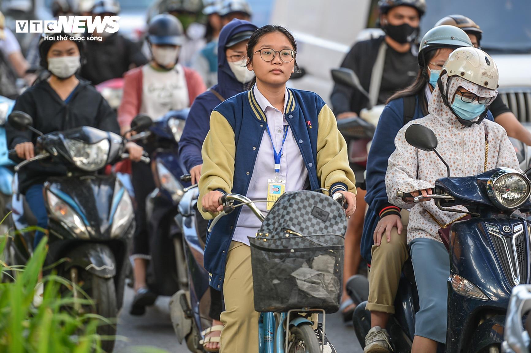 Hà Nội đón gió lạnh đầu mùa , trẻ em trùm kín đi học - Ảnh 3.