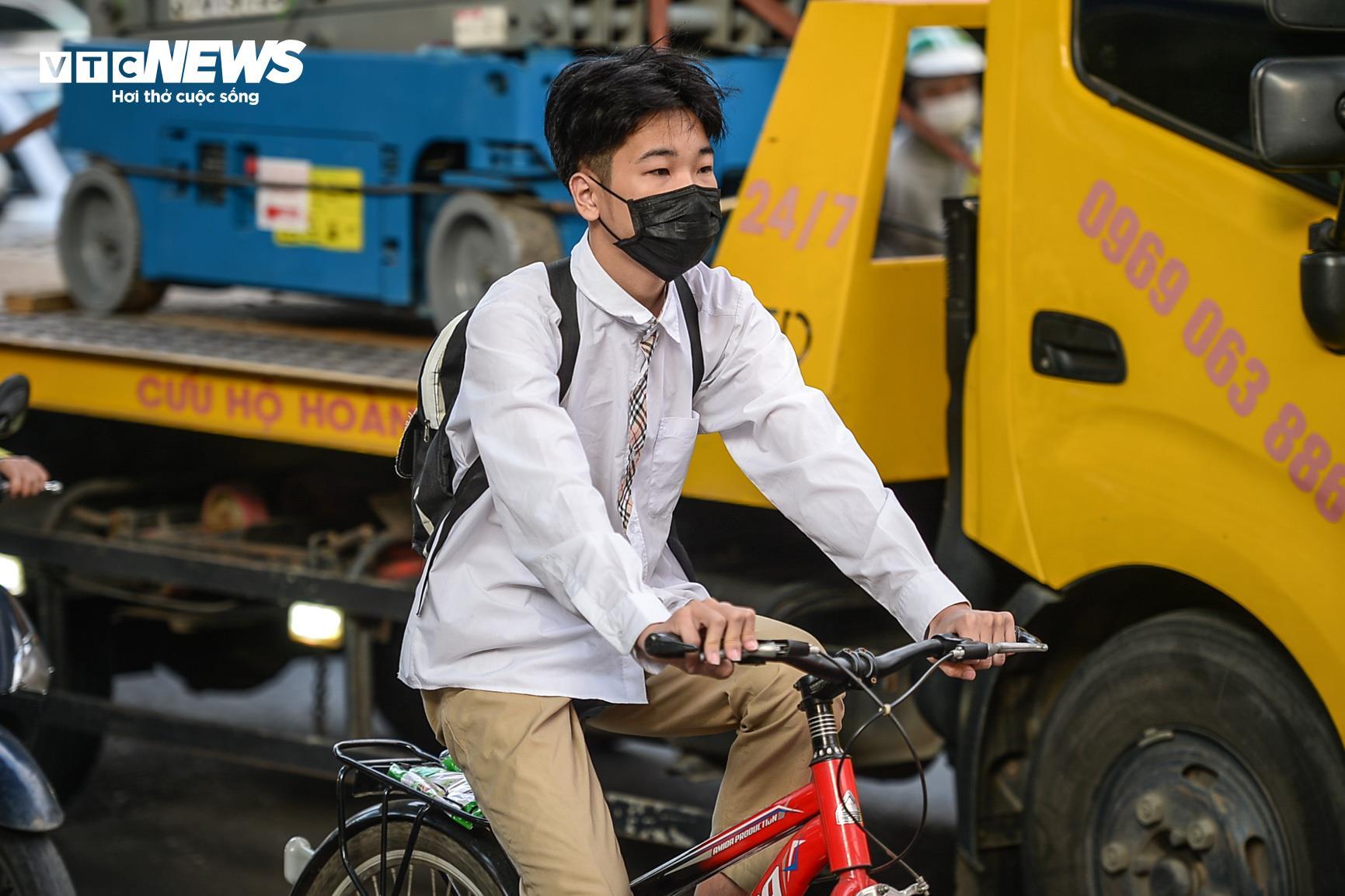 Hà Nội đón gió lạnh đầu mùa , trẻ em trùm kín đi học - Ảnh 5.