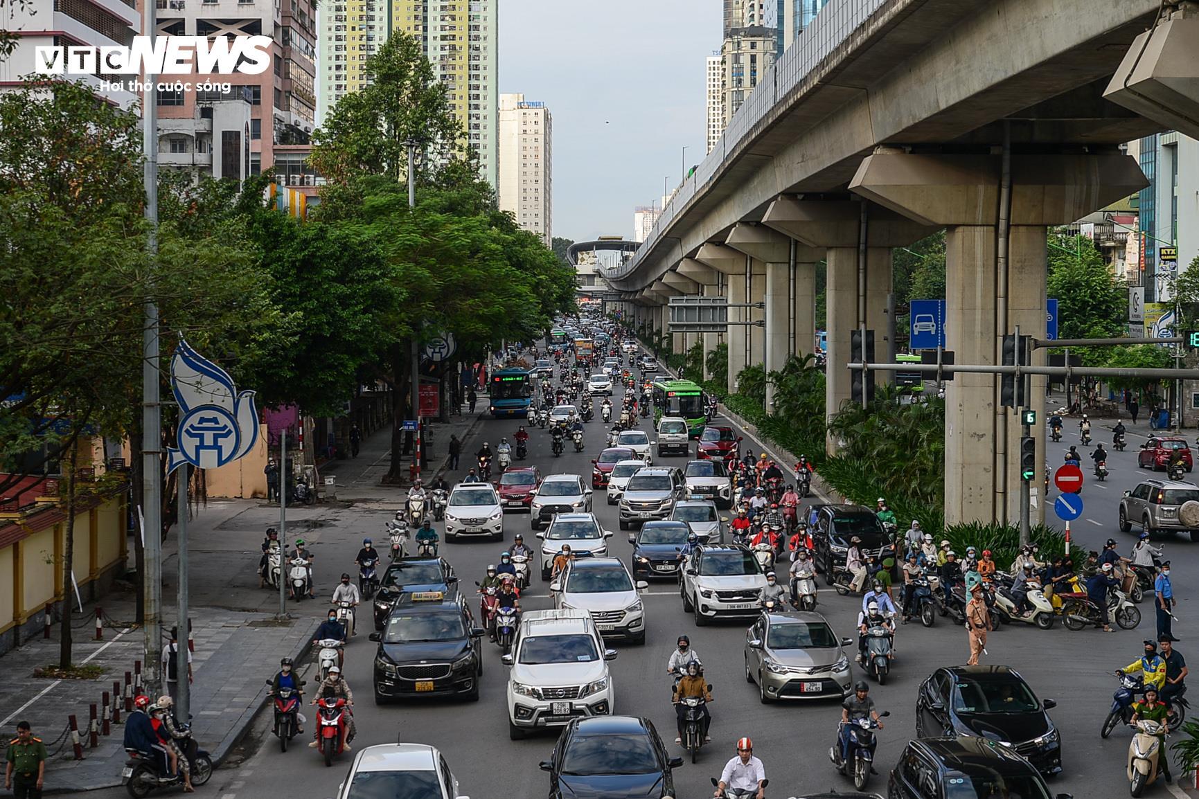 Hà Nội đón gió lạnh đầu mùa , trẻ em trùm kín đi học - Ảnh 1.