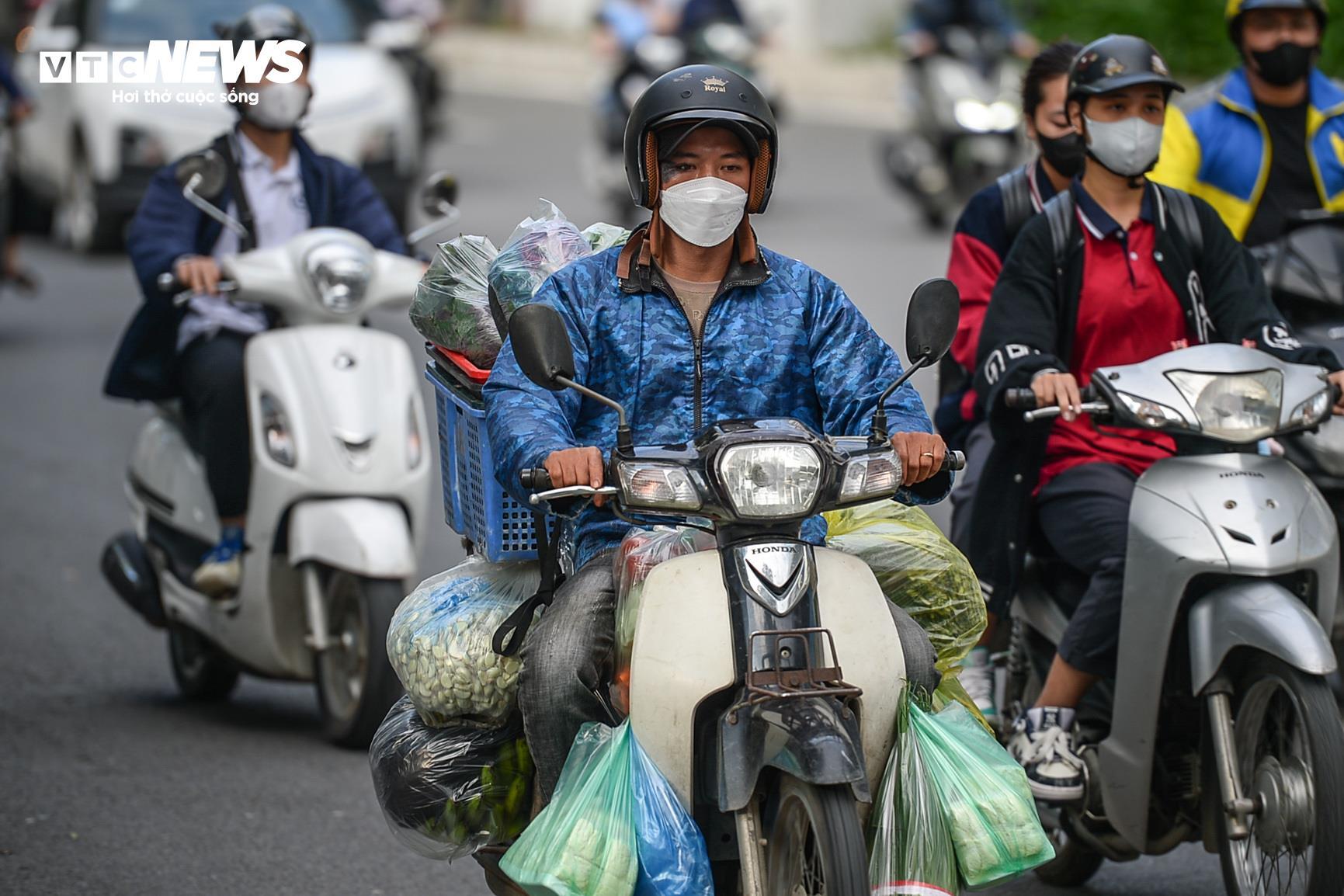 Hà Nội đón gió lạnh đầu mùa , trẻ em trùm kín đi học - Ảnh 2.