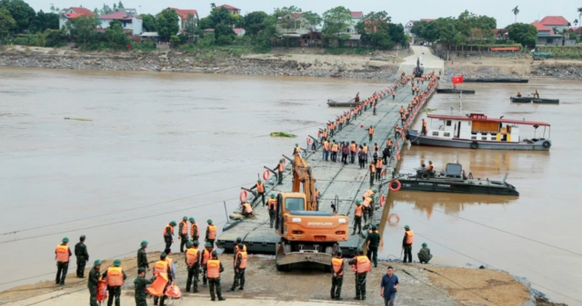 Tạm dừng cầu phao Phong Châu do nước sông Hồng dâng cao - Ảnh 1.