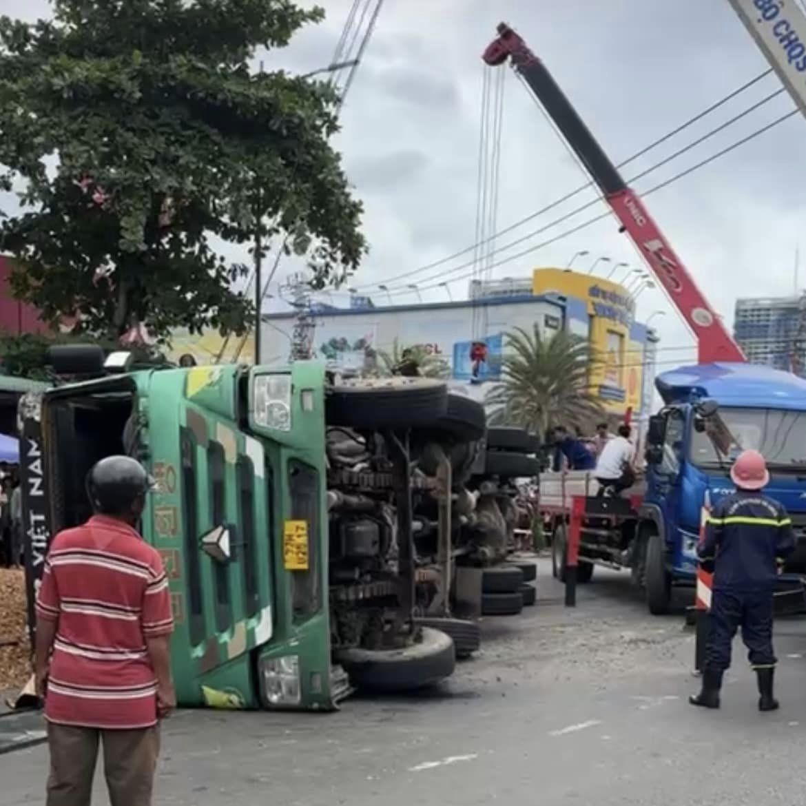 Tai nạn kinh hoàng: Xe lật, đè 3 người đi đường tử vong - Ảnh 1.