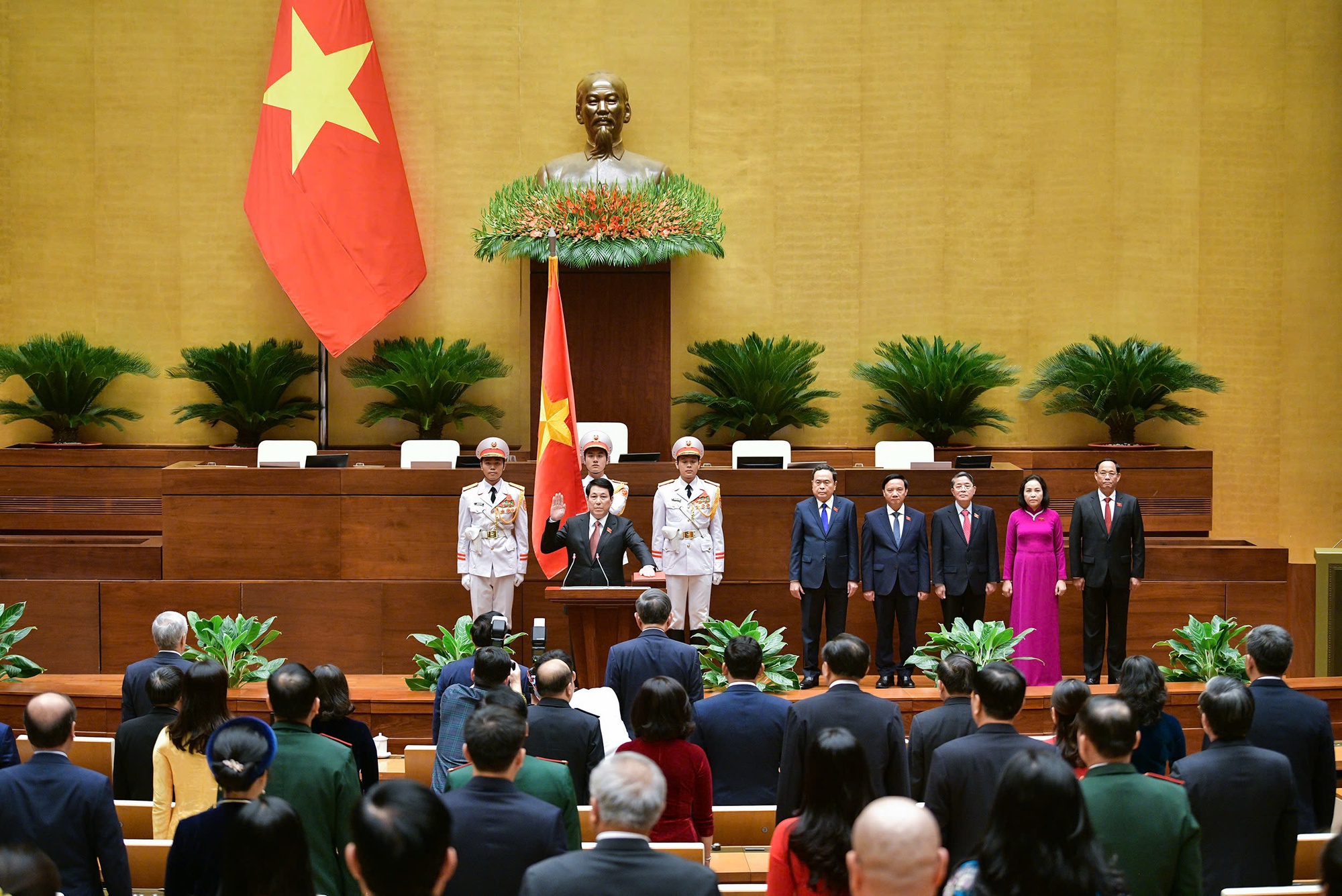 16 . 30 ' Trực tiếp Quốc hội tiến hành quy trình nhân sự Chủ tịch nước Việt Nam - Ảnh 1.