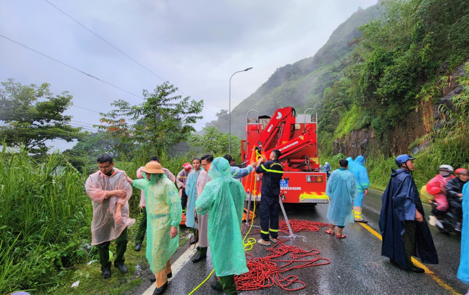 Hiện trường tai nạn đèo Bảo Lộc: Ô tô rơi vực sâu gây thương vong nghiêm trọng - Ảnh 4.