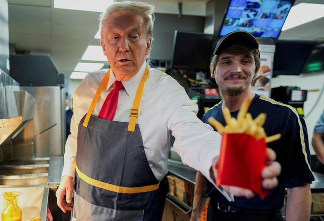 Ứng viên tổng thống Mỹ của đảng Cộng hòa Donald Trump 'phục vụ' ở McDonald's - Ảnh 4.