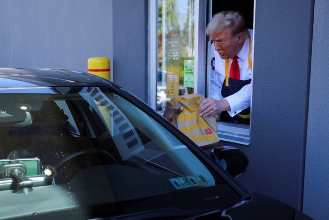 Ứng viên tổng thống Mỹ của đảng Cộng hòa Donald Trump 'phục vụ' ở McDonald's - Ảnh 5.