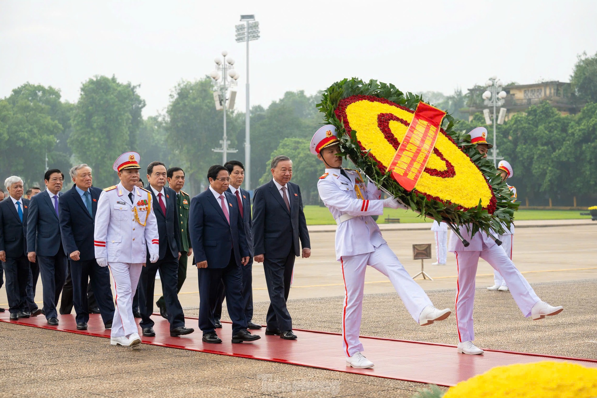 Đại biểu Quốc hội viếng Lăng Chủ tịch Hồ Chí Minh trước Kỳ họp thứ 8 - Ảnh 1.