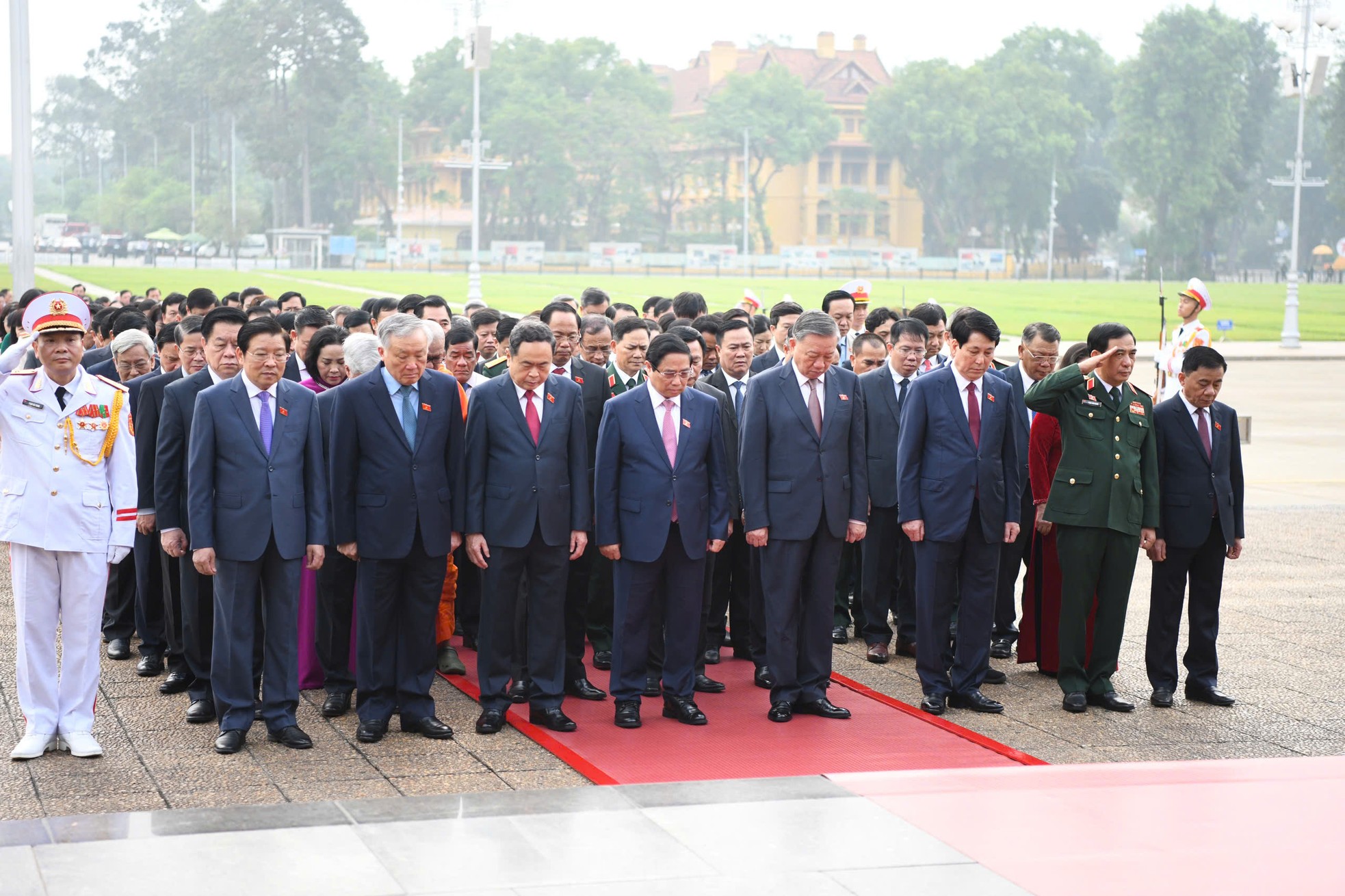 Đại biểu Quốc hội viếng Lăng Chủ tịch Hồ Chí Minh trước Kỳ họp thứ 8 - Ảnh 2.