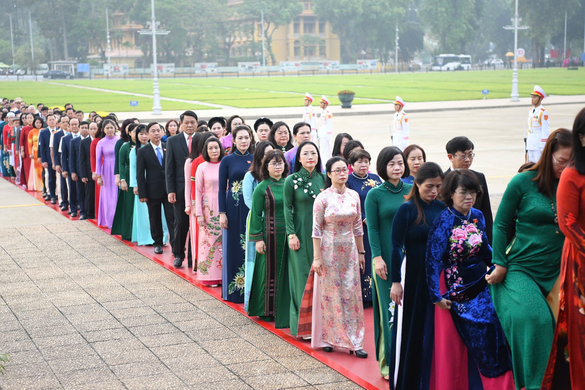 Đại biểu Quốc hội viếng Lăng Chủ tịch Hồ Chí Minh trước Kỳ họp thứ 8 - Ảnh 4.