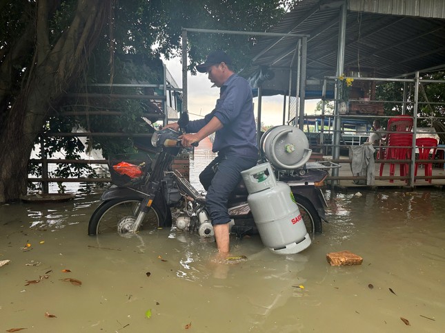 Nhiều tòa nhà cao tầng ở TPHCM và Bình Dương bị sương mù che phủ vào sáng 21 / 10 - Ảnh 4.