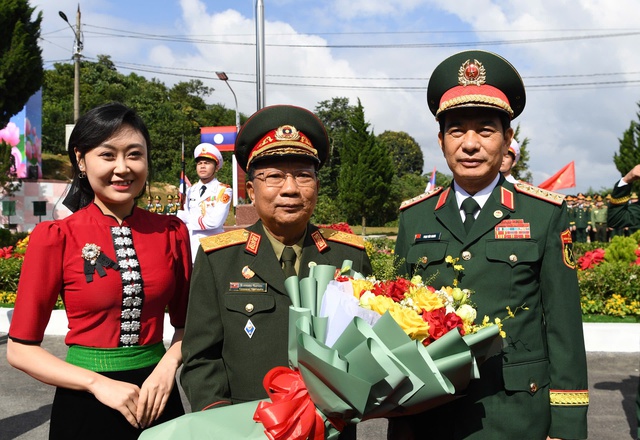 Hai Bộ trưởng Quốc phòng Việt Nam - Lào duyệt đội danh dự Quân đội Việt Nam ở biên giới- Ảnh 2.